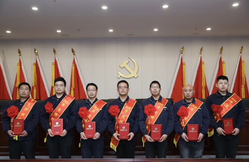 0206 修理能手從左至右依次為 邵冠峰、王寶玉、潘春樂、李龍、許特斯、韓利杰、寇增亮.jpg