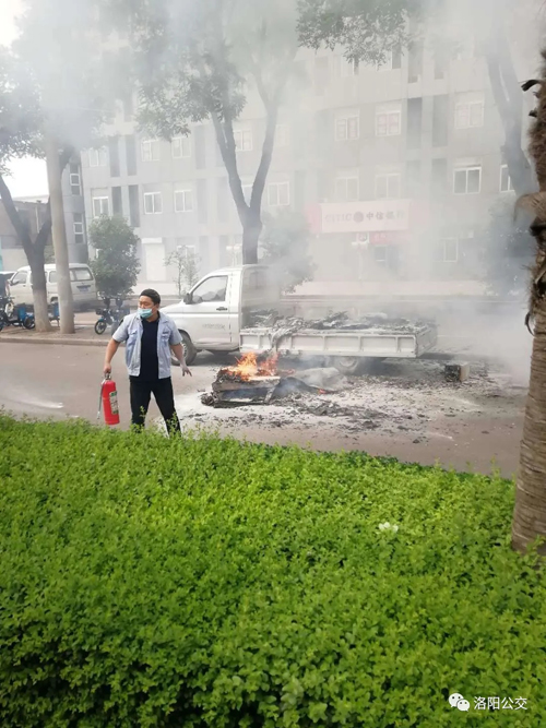 驚險！高溫天小貨車“上火” 萬幸！路遇公交車長及時“滅火”