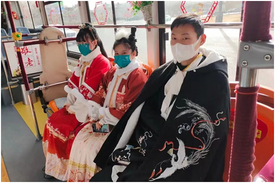 老家河南 心的春運︱熟悉的春節(jié)里！ 看洛陽公交人的過年儀式感 