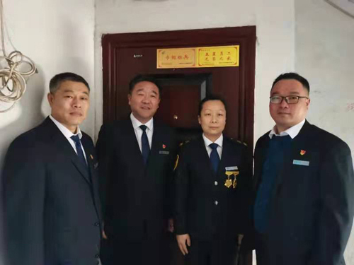 “一人得獎，全家光榮” 送“牌”上門，集團為標兵先進送去榮譽喜報牌匾
