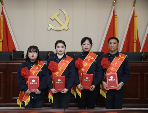 0207 從左至右依次為 點(diǎn)鈔能手王璐、充值能手孫昭娣、教學(xué)能手王慧娟、孫衛(wèi)東.jpg