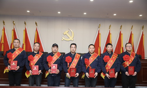 0202  標(biāo)兵從左至右依次為 苗田、尤建鵬、劉德斌、褚聰偉、王占峰、解偉強(qiáng)、馬群藝.jpg