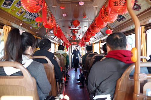 慶祝建司70周年！洛陽(yáng)公交集團(tuán)邀請(qǐng)市民代表“零距離”探秘公交03.JPG